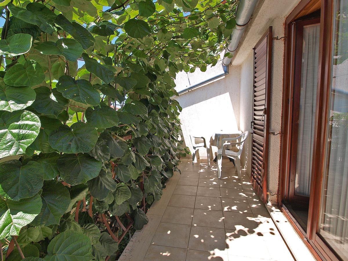 Apartment Mate 909